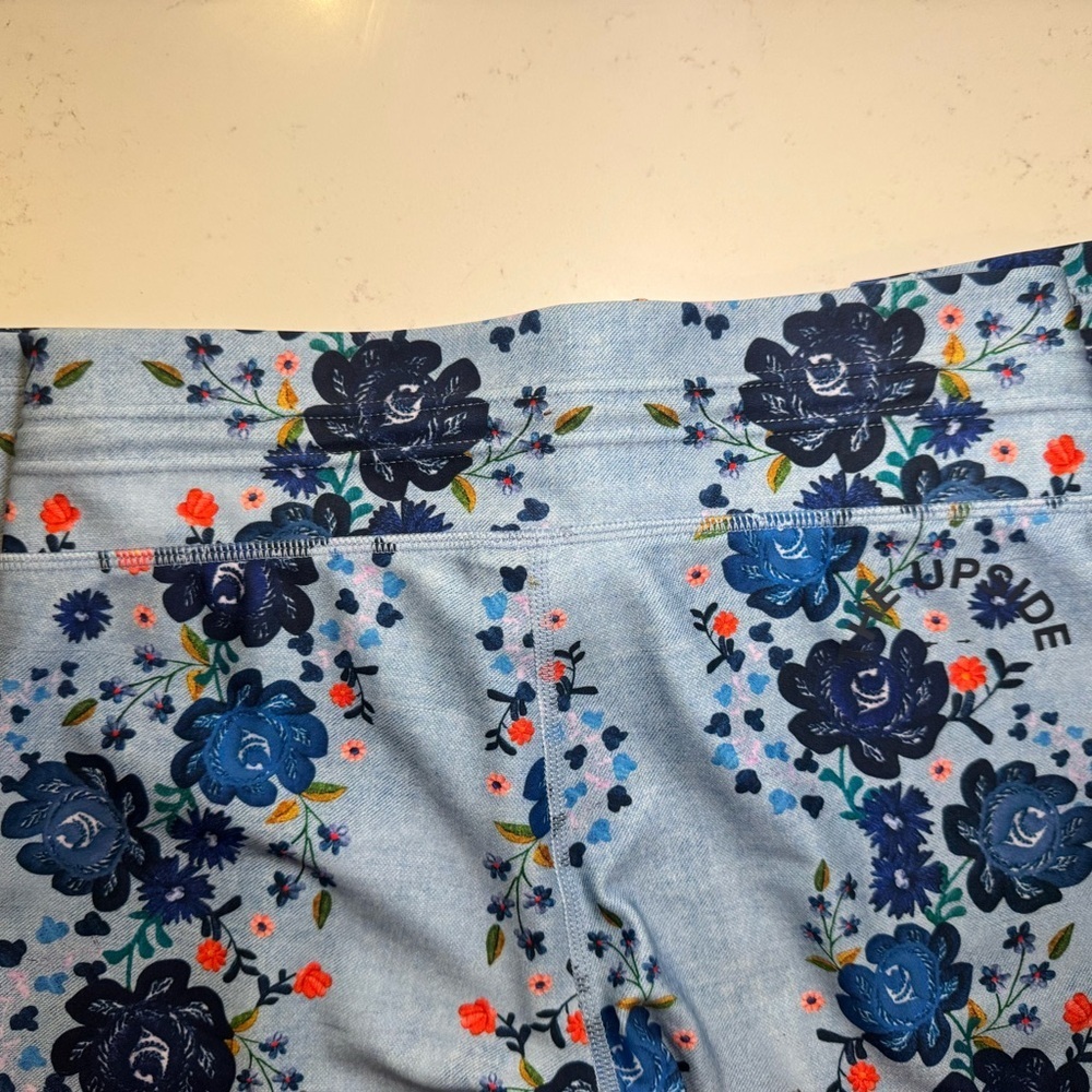 The Upside Floral Performance Leggings Blue Dahlia Print Size 8 NWT - Picture 6 of 8